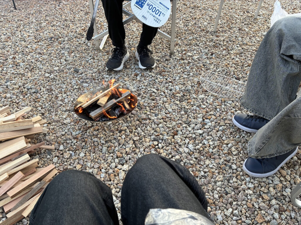 三春アウトドアビレッジで、焚き火を囲んで語らう親子