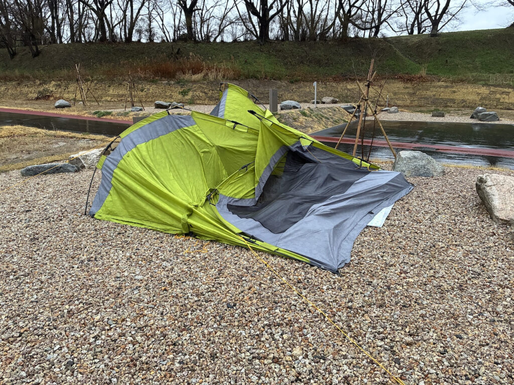 三春アウトドアビレッジで、暴風で倒れたタープ