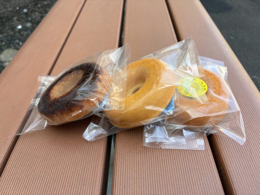 ドーナツは左から、焦がし醤油・プレーン・ゆず塩